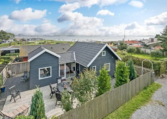 Skon Feriebolig Med Havudsigt I Naturskont Omrade Munkebo photo