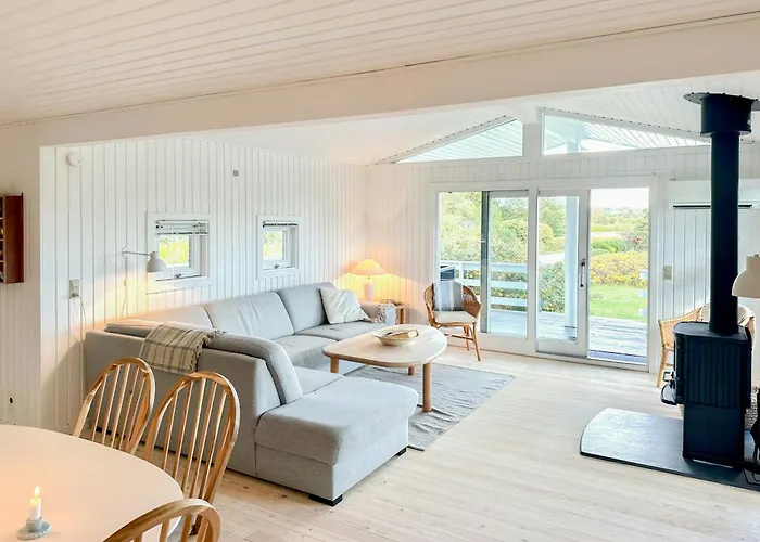 fotos do Holiday Home With Harbour View In Falsled Faldsled